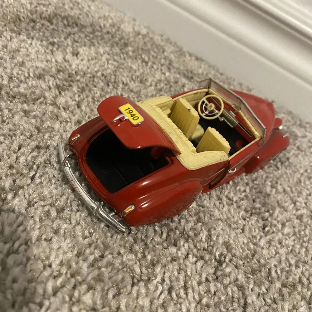 Signature 1940 Cadillac Sedan Series 62 1:32 Scale Diecast Red Model Car